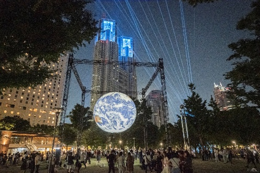 『GAIA』Courtesy of Light Art Collection
Luke Jerram Created in partnership with the Natural Environment Research Council (NERC), Bluedot Festival and The UK Association for Science and Discovery Centres. With supporting partners Culture Liverpool and Liverpool Cathedral.